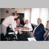 905-1216 Tapiau 2003. Im Landratsamt werden Investitionsplaene besprochen. (Foto Ilse Rudat).jpg